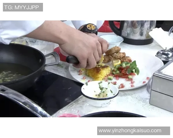 足球明星分享生活点滴吃剩饭的真实瞬间引发网友热议