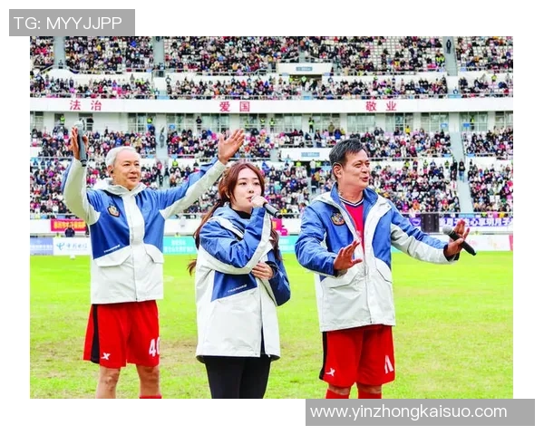 香港足球明星队齐聚一堂合影留念展现团结与激情的瞬间